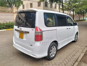 Toyota Noah 2010 Off white