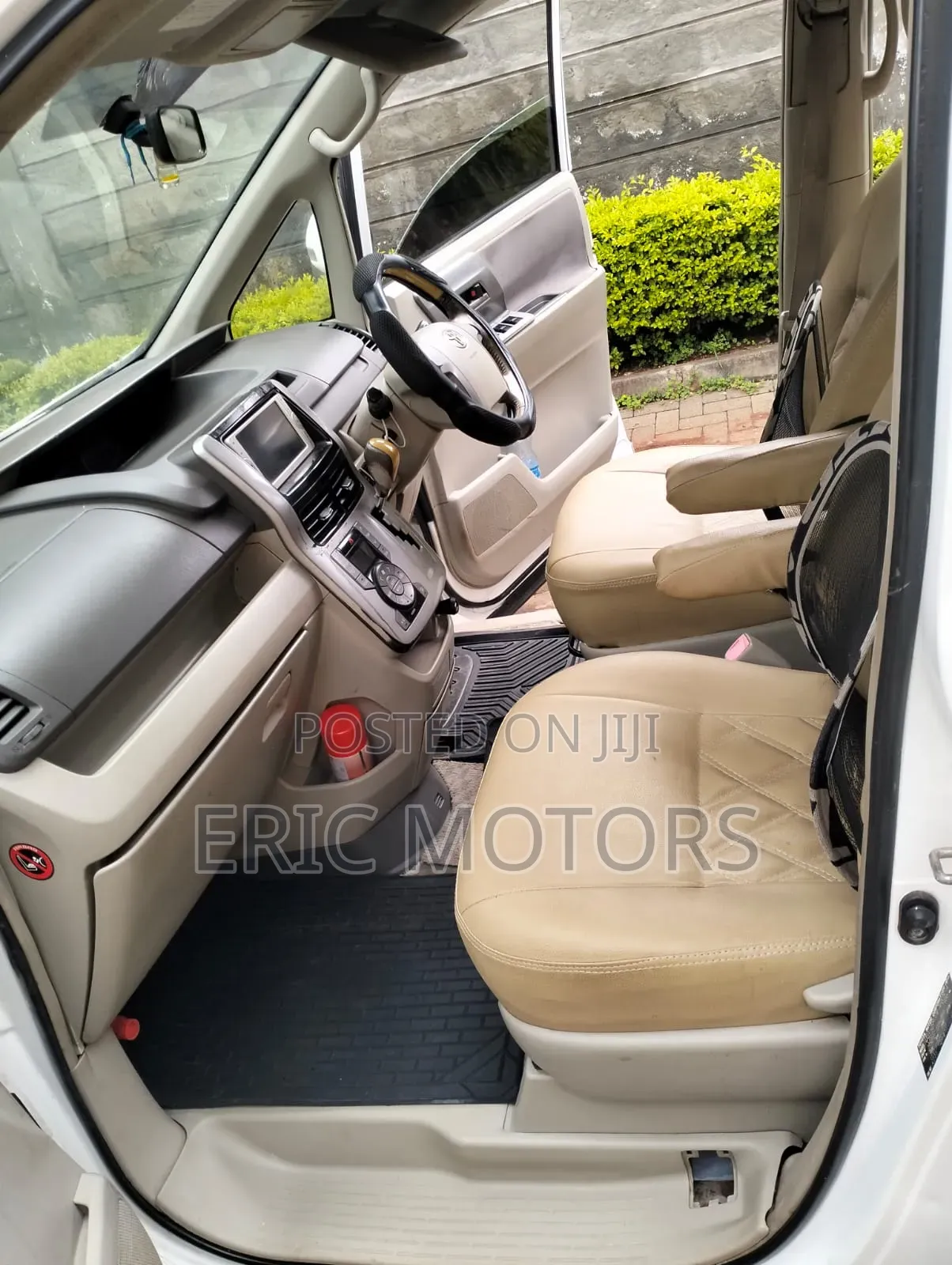 Toyota Noah 2010 Off white