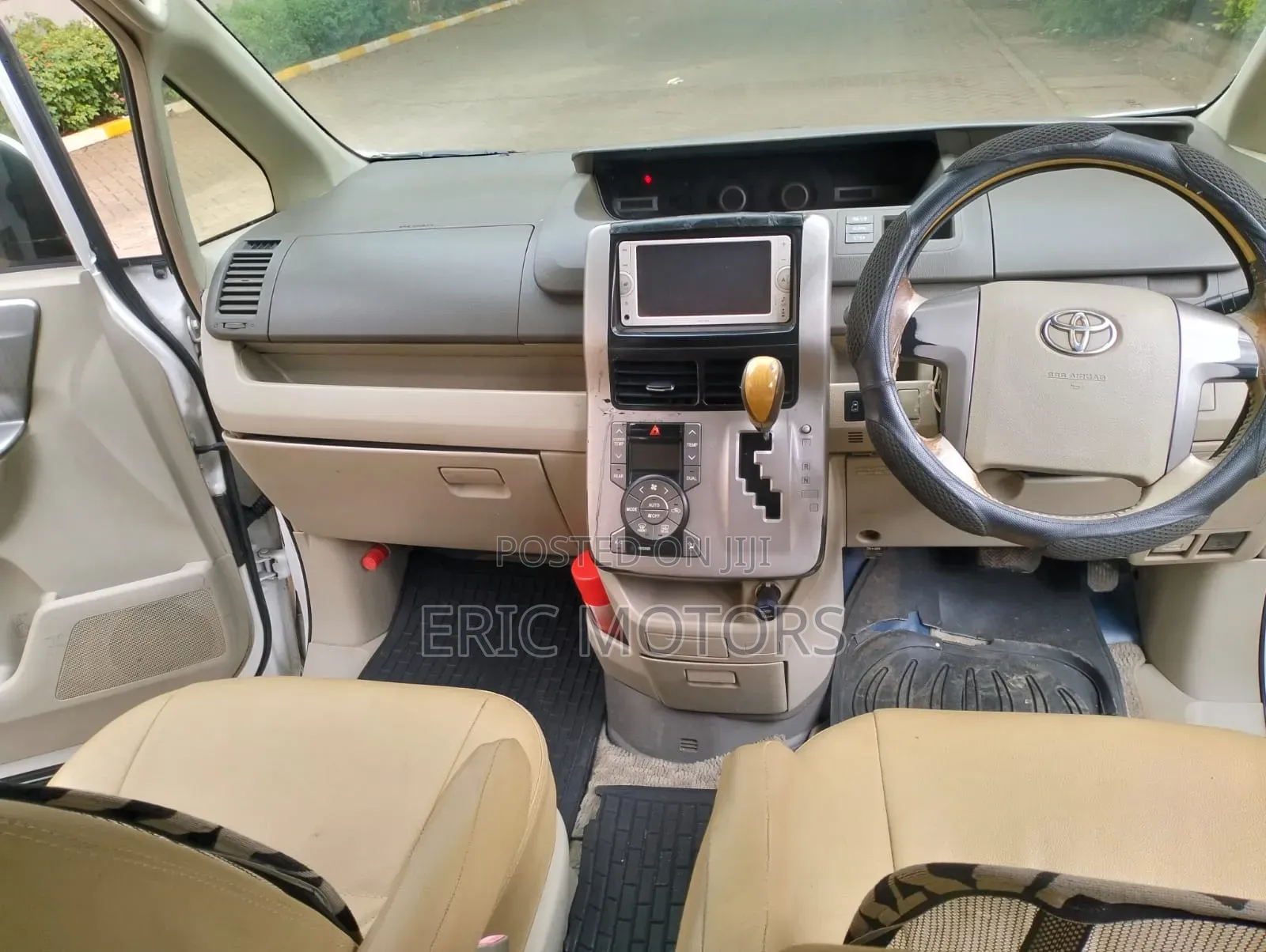 Toyota Noah 2010 Off white