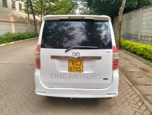 Toyota Noah 2010 Off white