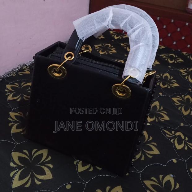 Selling Purses - main view
