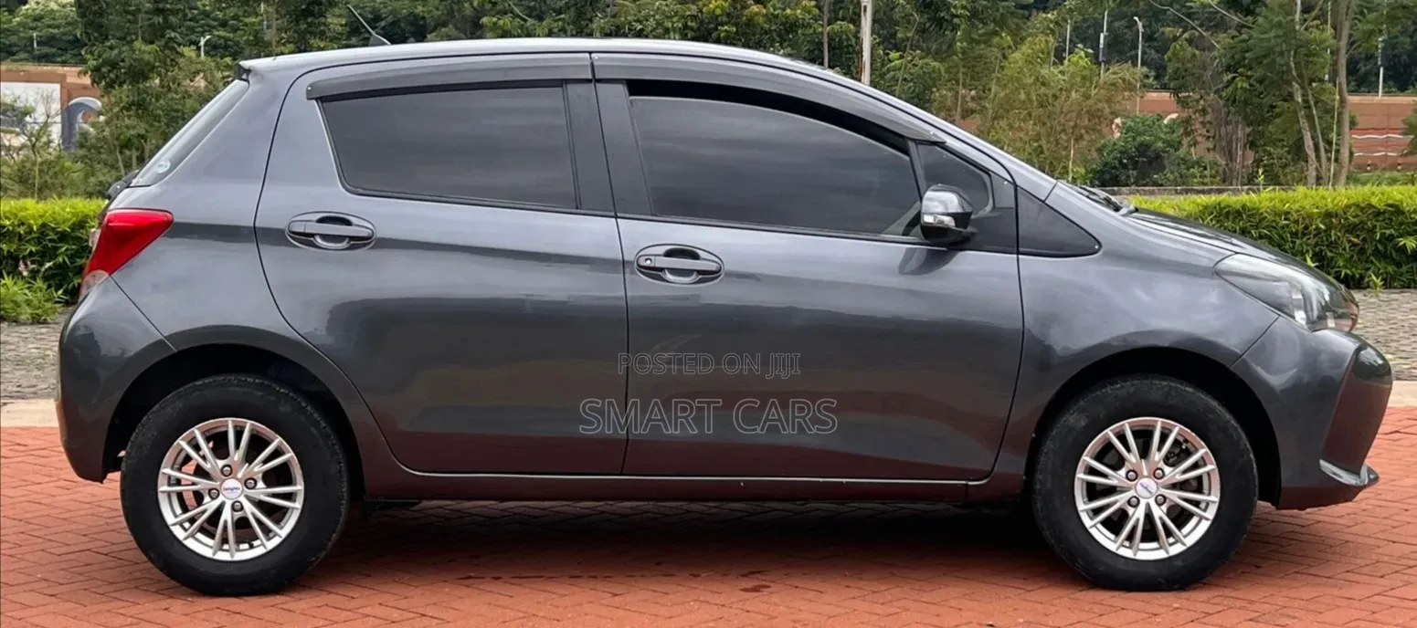 Toyota Vitz 2016 Silver