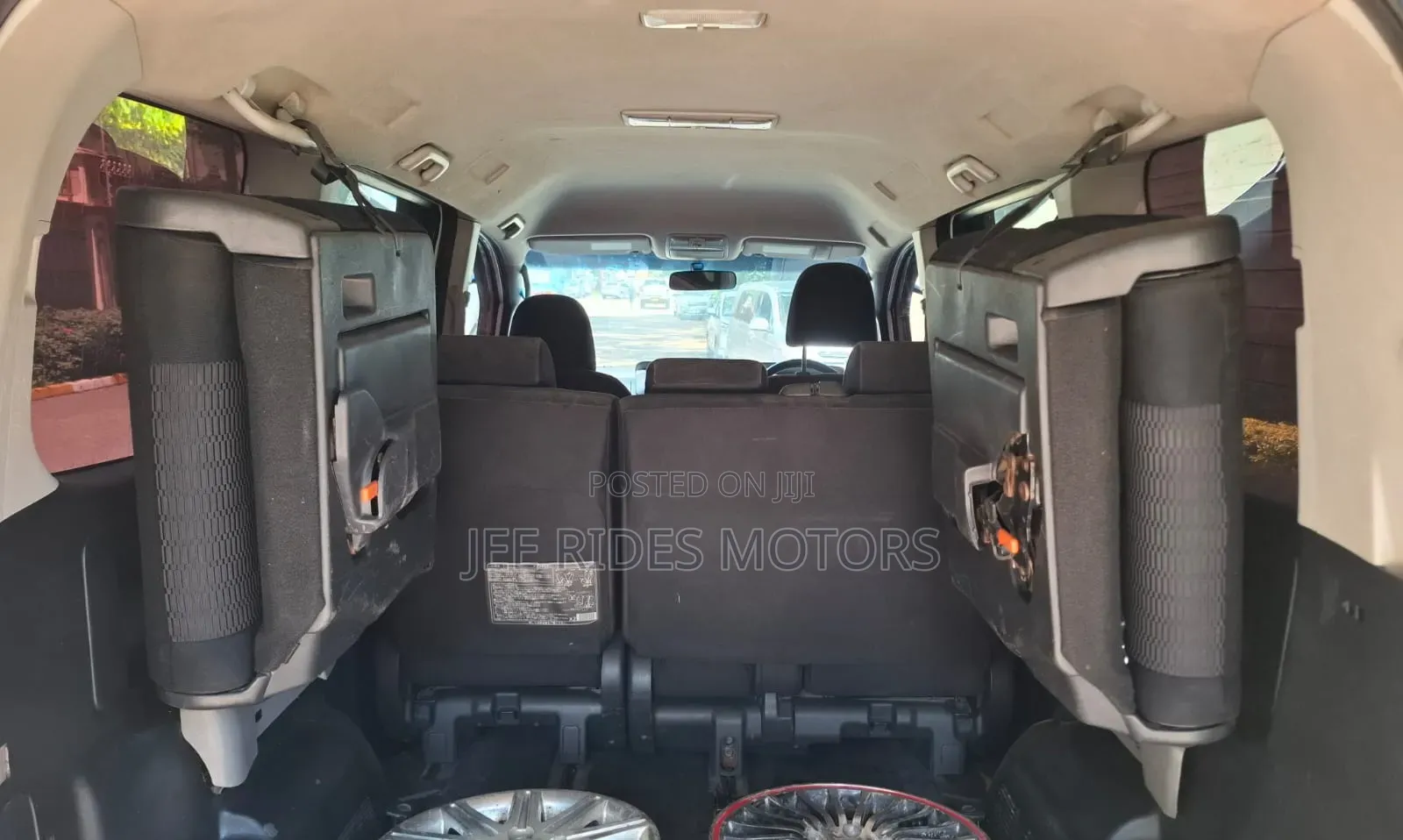 Toyota Noah 2.0 158hp FWD (8 Seater) 2013 White