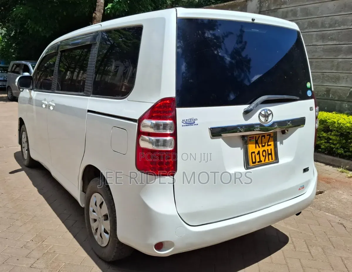 Toyota Noah 2.0 158hp FWD (8 Seater) 2013 White