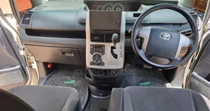 Toyota Noah 2.0 158hp FWD (8 Seater) 2013 White