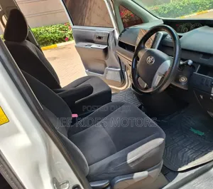 Toyota Noah 2.0 158hp FWD (8 Seater) 2013 White