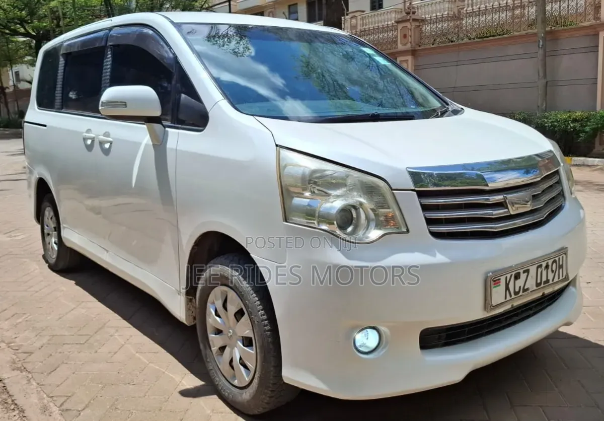 Toyota Noah 2.0 158hp FWD (8 Seater) 2013 White