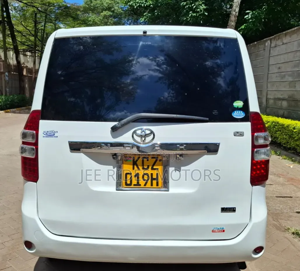 Toyota Noah 2.0 158hp FWD (8 Seater) 2013 White