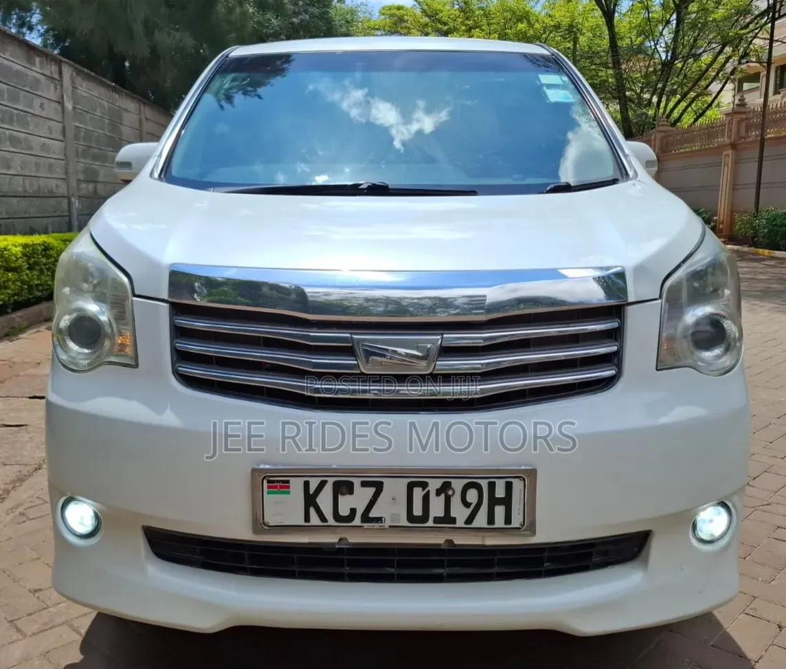 Toyota Noah 2.0 158hp FWD (8 Seater) 2013 White