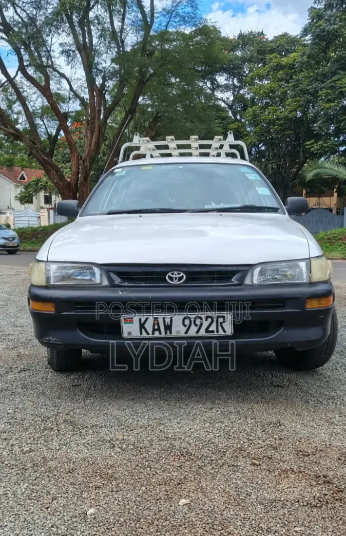 Toyota Corolla 2000 White