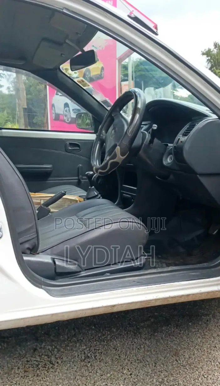Toyota Corolla 2000 White