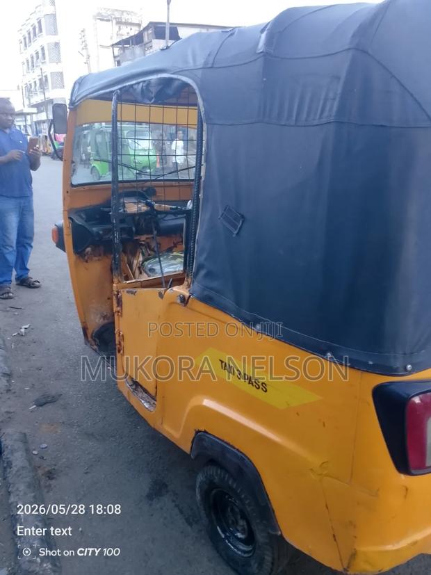 Piaggio 2024 Yellow - thumbnail 2