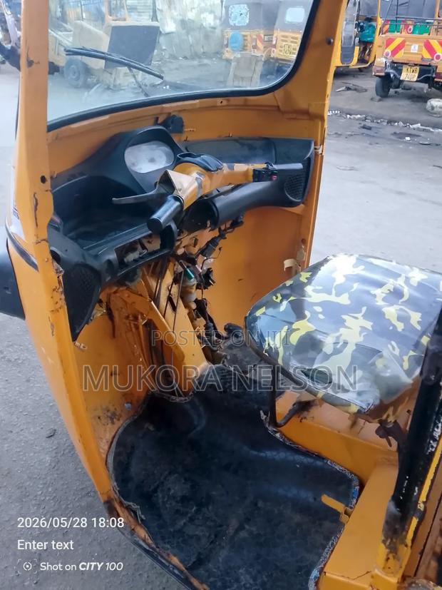 Piaggio 2024 Yellow - thumbnail 4