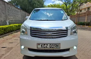 Toyota Noah 2.0 143hp AWD (8 Seater) 2013 White