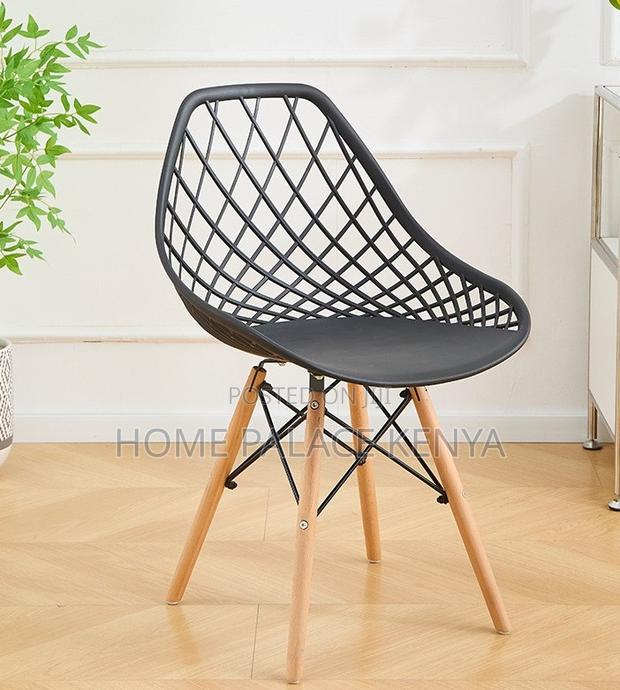 Dining Chair: Minimalist Mesh Plastic Dining Chair