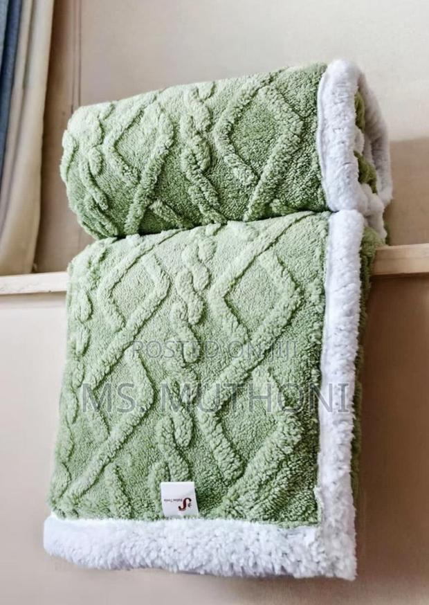 Textured, Diamond-Patterned Cable Knit Design Throw Blankets - thumbnail 2