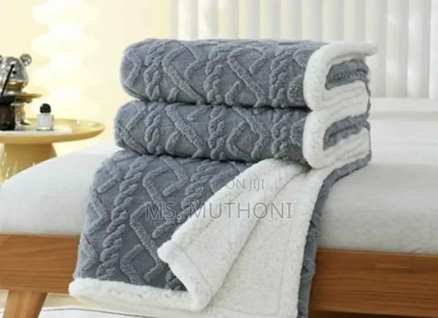 Textured, Diamond-Patterned Cable Knit Design Throw Blankets - thumbnail 5