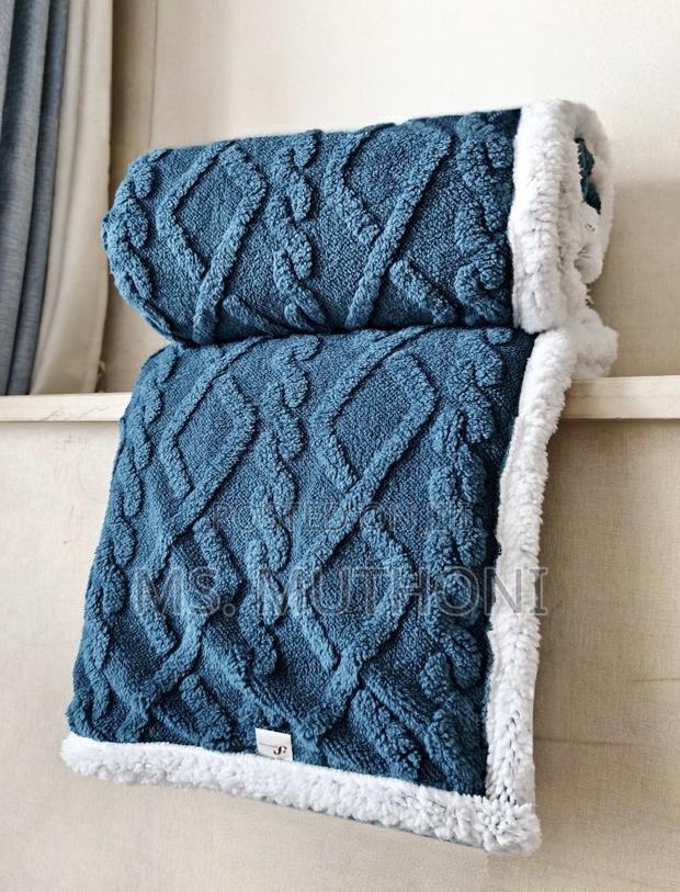 Textured, Diamond-Patterned Cable Knit Design Throw Blankets - thumbnail 3