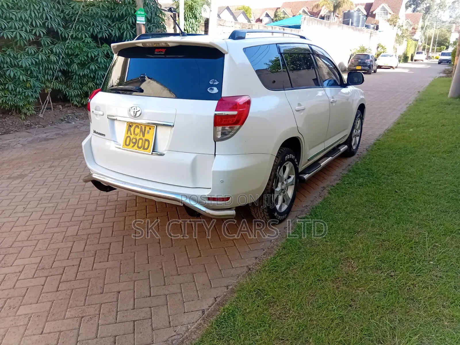 Toyota Vanguard 2010 White
