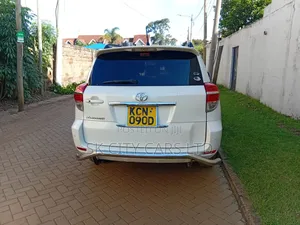 Toyota Vanguard 2010 White