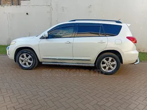 Toyota Vanguard 2010 White