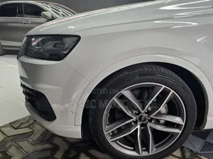 Audi Q7 45 SE Premium AWD quattro 2019 White