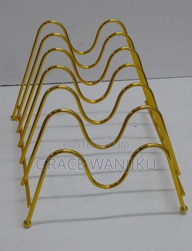 *Metallic Golden Plates Stand