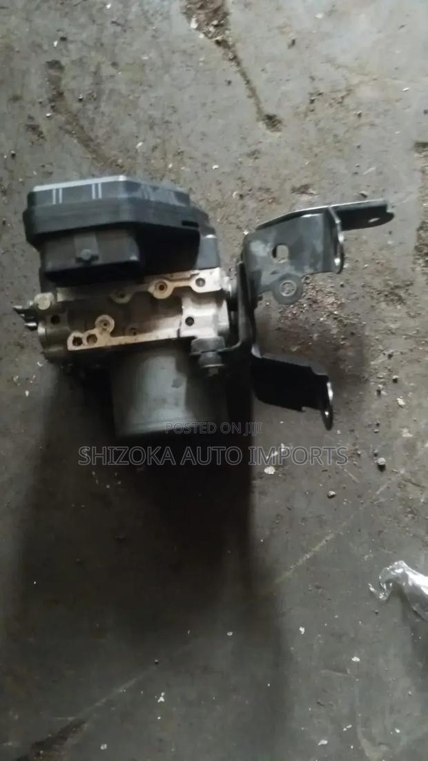 Toyota Isis Abs - main view