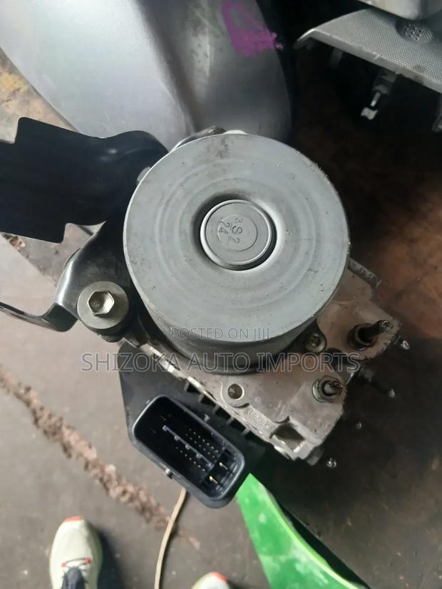 Toyota Isis Abs - thumbnail 3