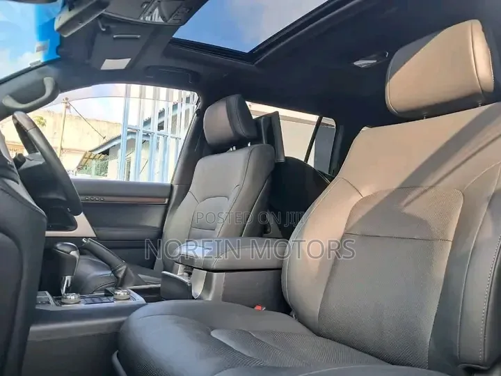 Toyota Land Cruiser 4.6 V8 ZX 2019 White
