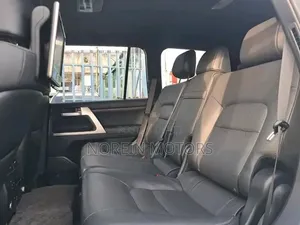 Toyota Land Cruiser 4.6 V8 ZX 2019 White
