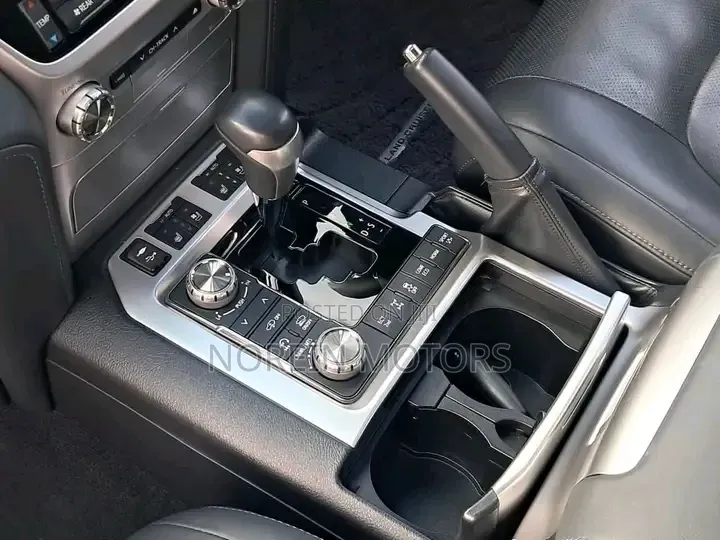 Toyota Land Cruiser 4.6 V8 ZX 2019 White