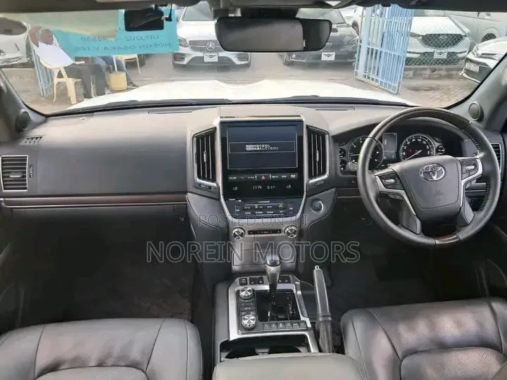 Toyota Land Cruiser 4.6 V8 ZX 2019 White