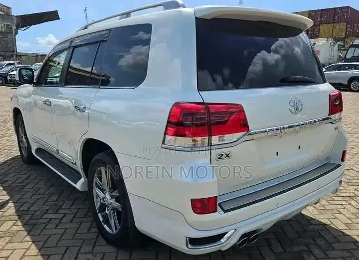 Toyota Land Cruiser 4.6 V8 ZX 2019 White