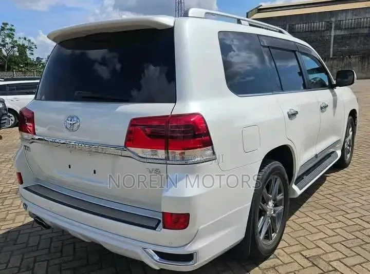 Toyota Land Cruiser 4.6 V8 ZX 2019 White