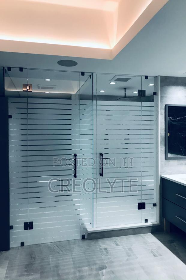 Frameless Glass Showerenclosure Horizontally Striped Frosted Pattern.