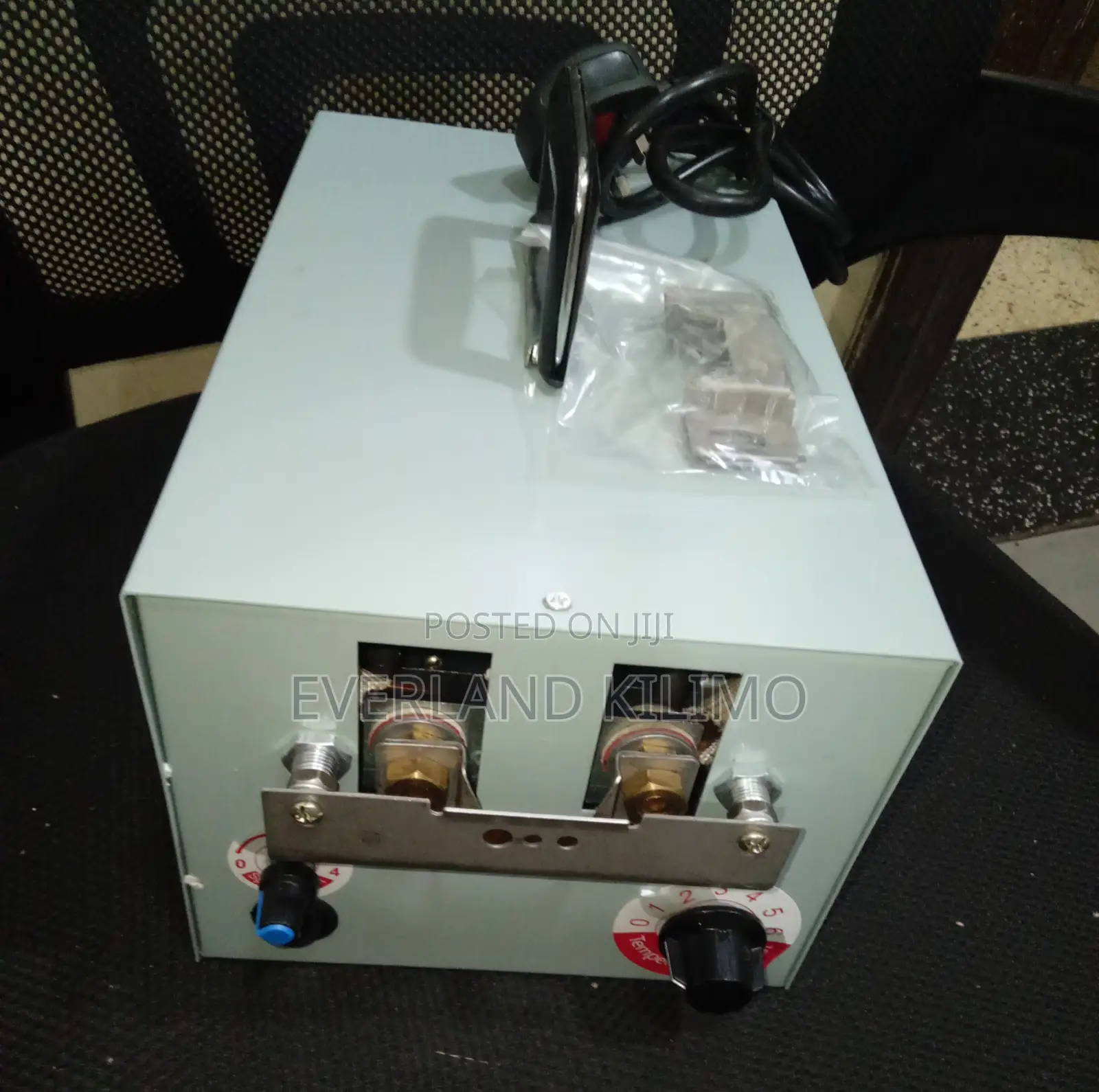 Automatic Chicken Debeaker Machine