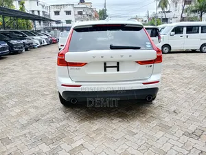 Volvo XC60 T5 Momentum AWD 2019 White