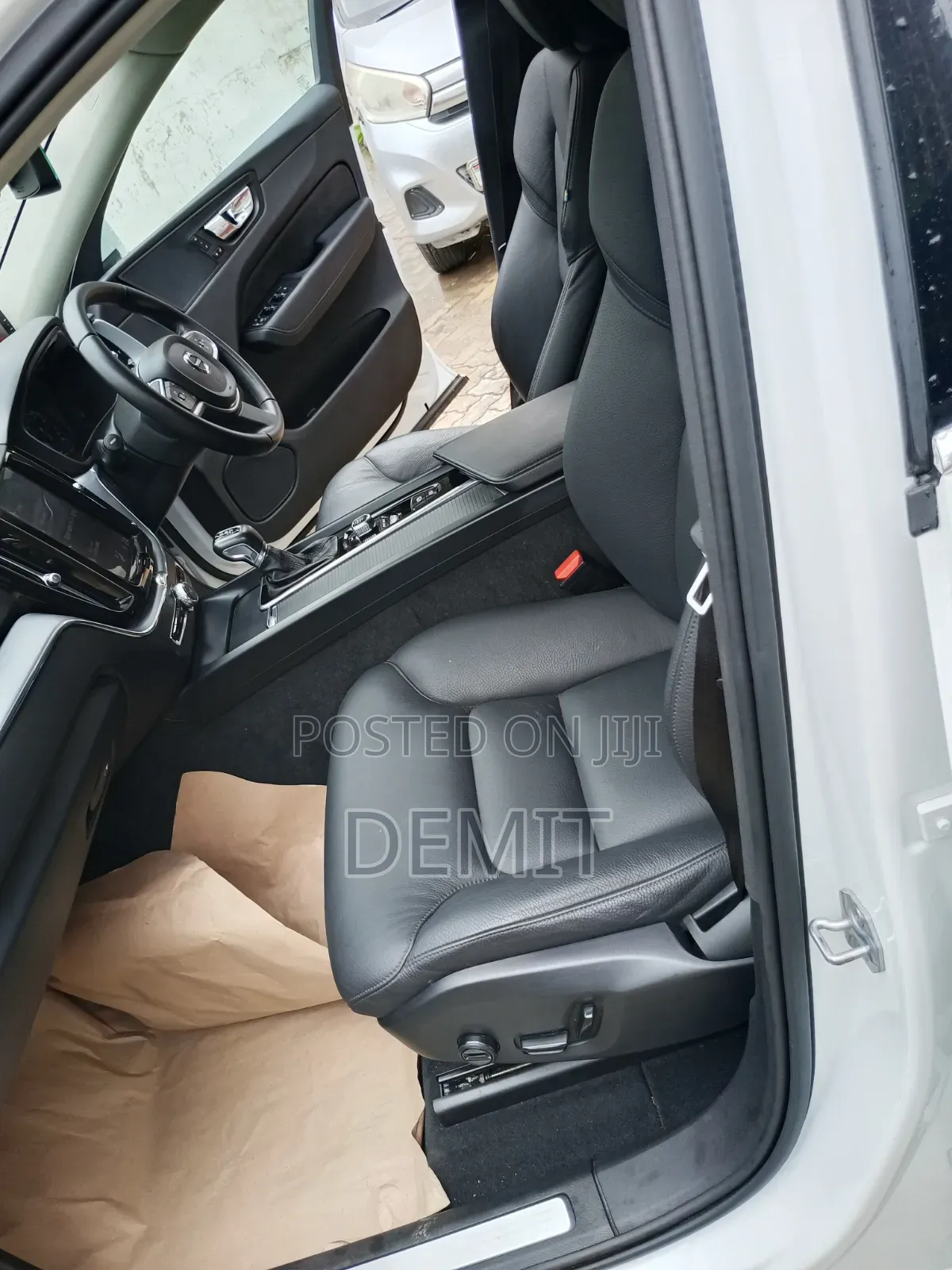 Volvo XC60 T5 Momentum AWD 2019 White