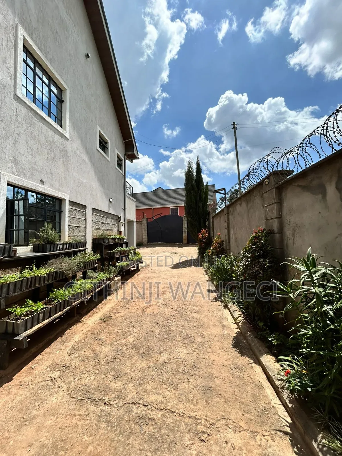 5bdrm Mansion in Near Olkeri Primary for sale