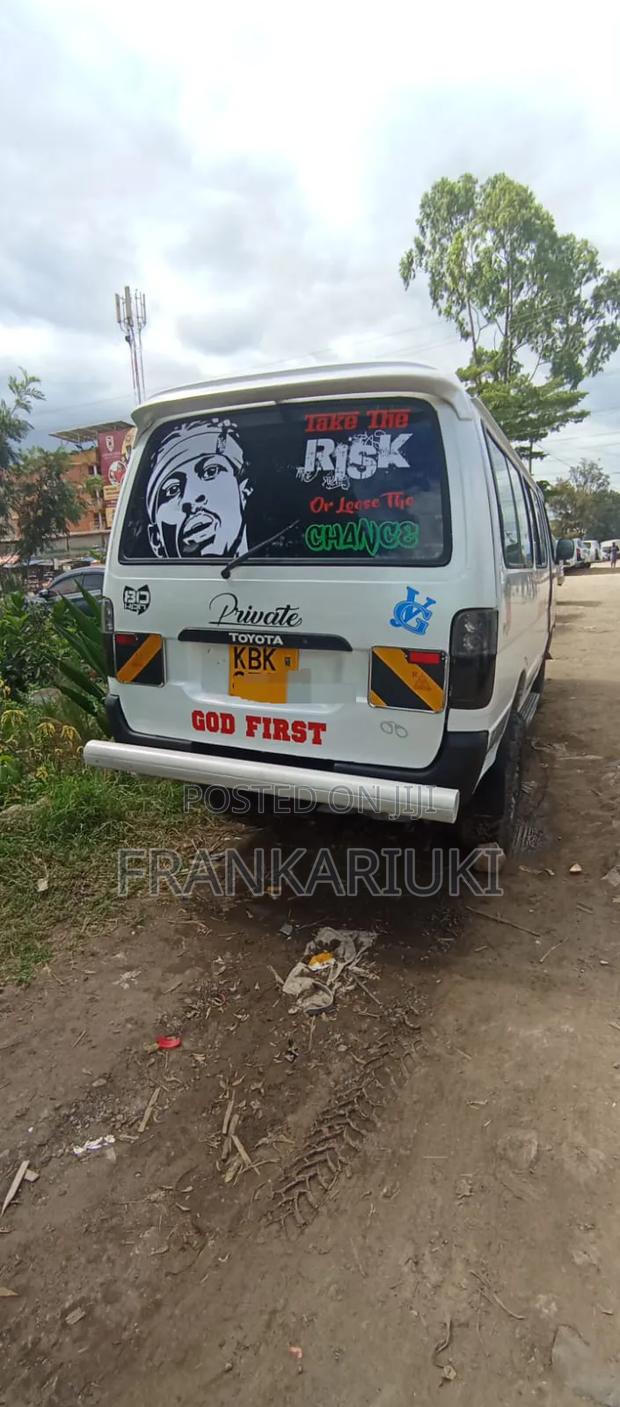 Toyota HiAce 2001 White - thumbnail 2