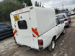 Nissan Pick-Up 2006 White