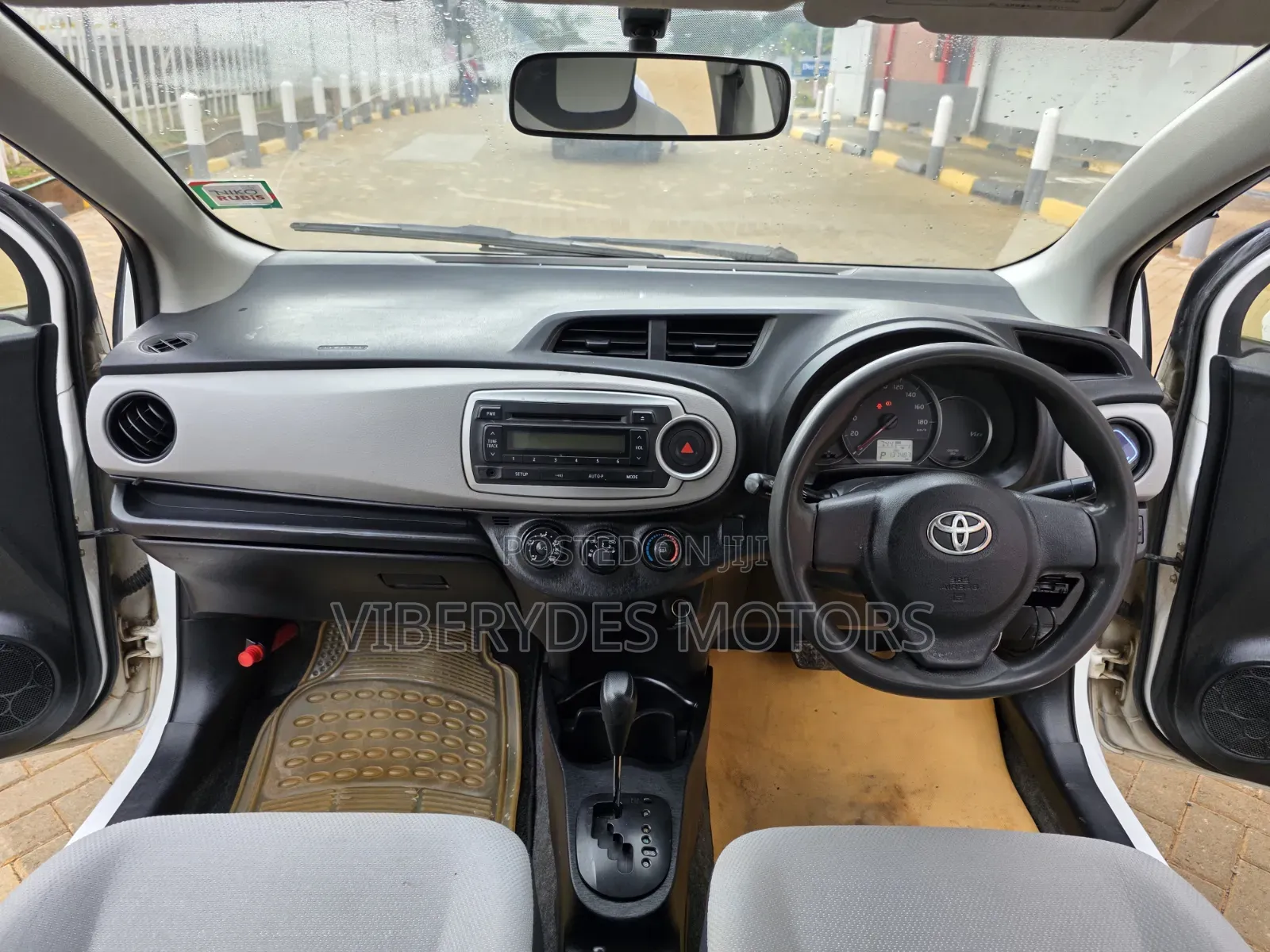 Toyota Vitz 2014 White