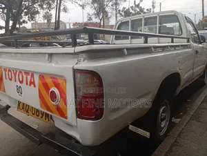 Toyota Hilux 2004 White
