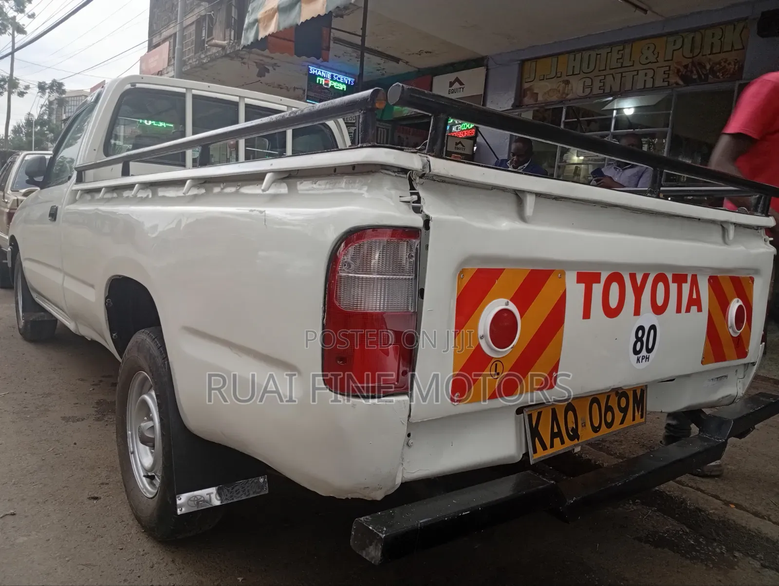 Toyota Hilux 2004 White