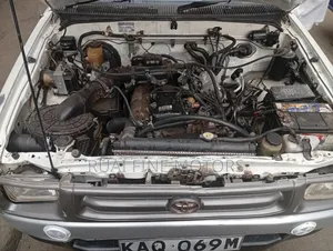 Toyota Hilux 2004 White
