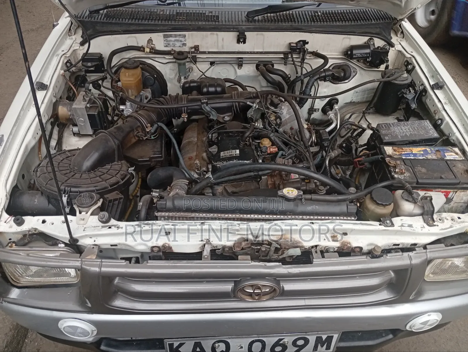 Toyota Hilux 2004 White