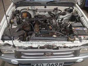 Toyota Hilux 2004 White