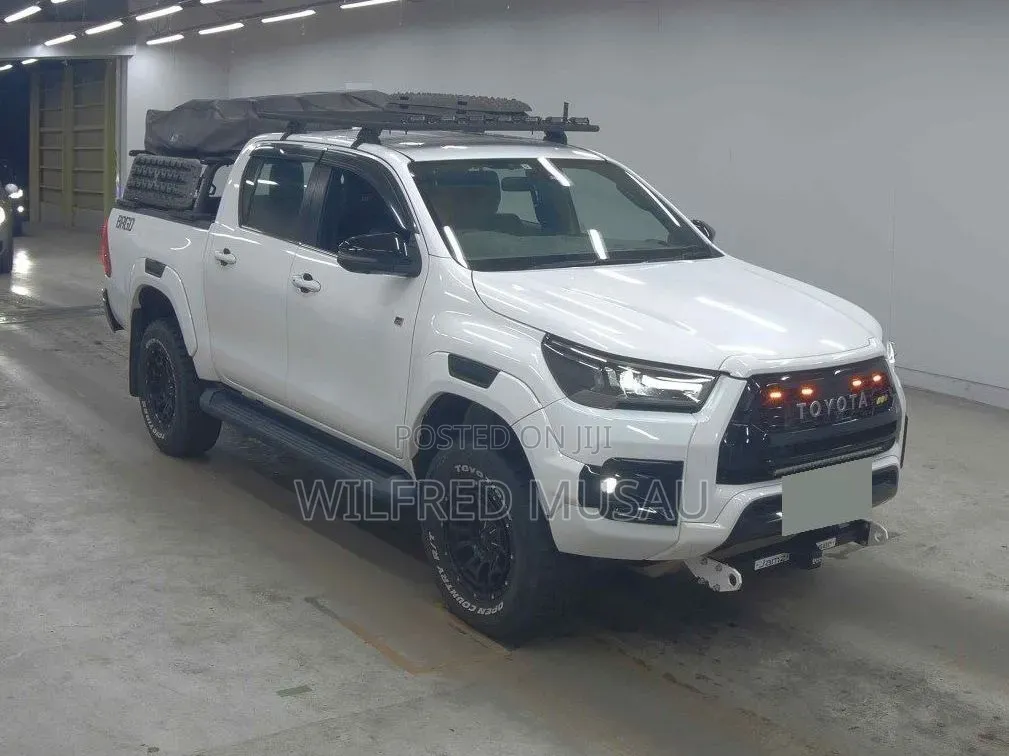 Toyota Hilux 2022 White
