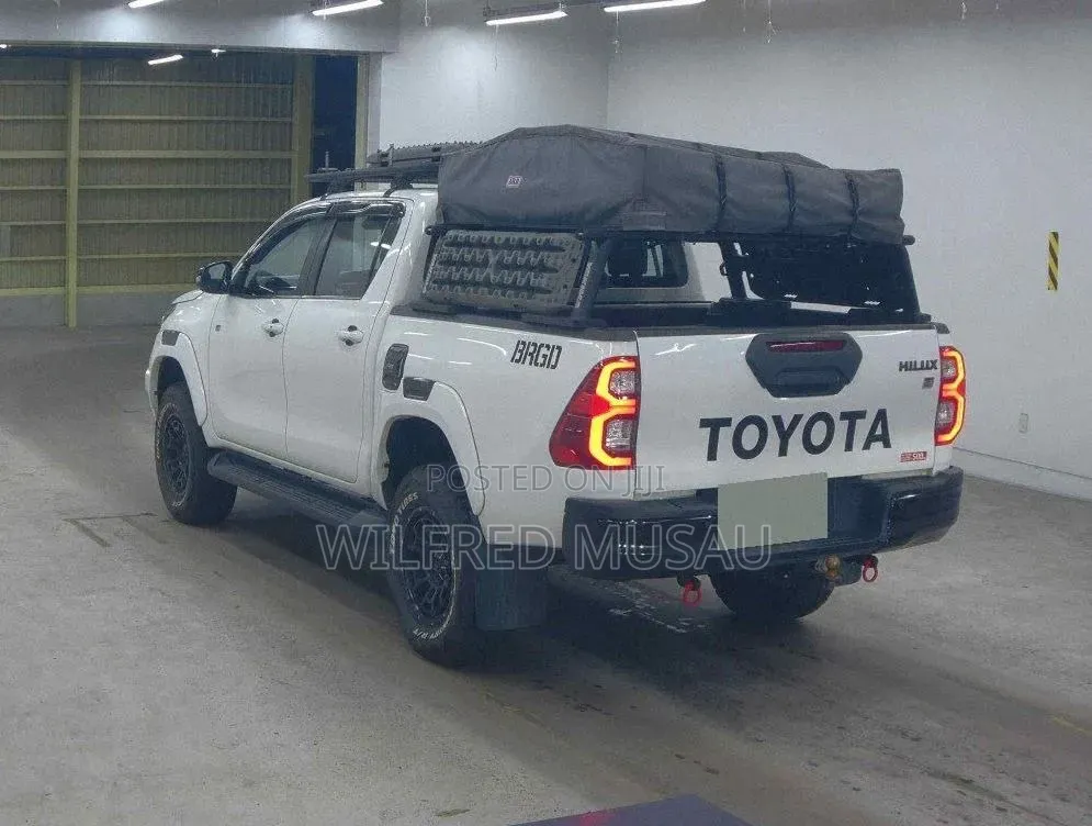 Toyota Hilux 2022 White